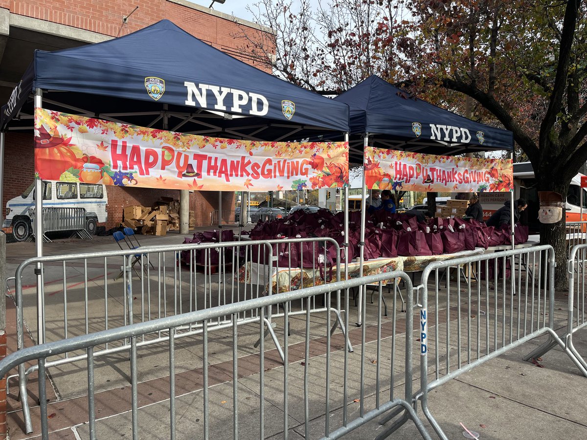 NYPD41Pct's tweet image. Always grateful for the chance to give back to the community we serve. Thank you to everyone who came out and helped make sure families had what they needed for the holiday. Thank you to all our partners!

#NYPD #Communityfirst