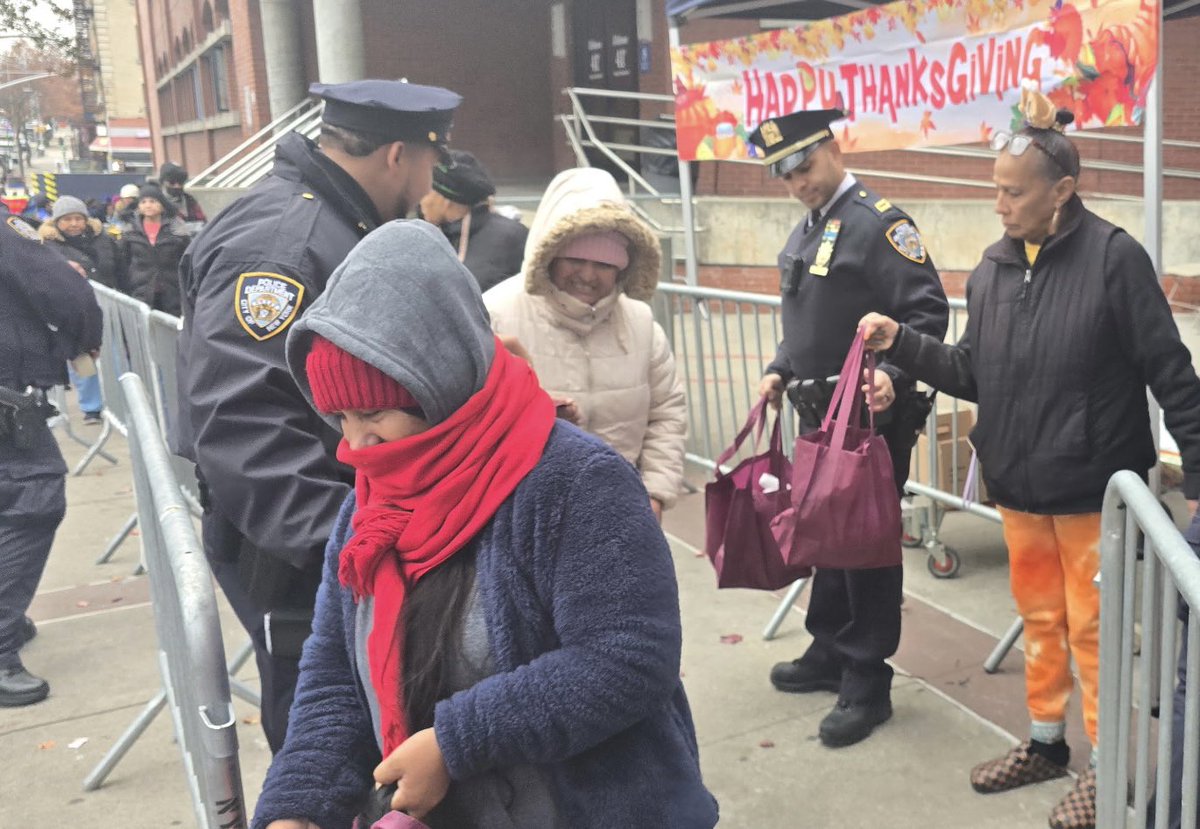 NYPD41Pct's tweet image. Always grateful for the chance to give back to the community we serve. Thank you to everyone who came out and helped make sure families had what they needed for the holiday. Thank you to all our partners!

#NYPD #Communityfirst