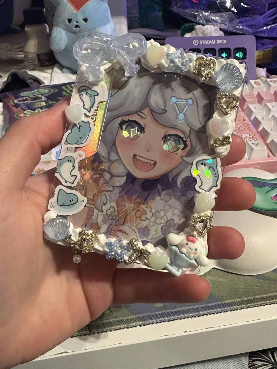 Mirai01VT's tweet image. I didn’t know what to do with this photocard holder I decorated so now @MarinkiArt is in there