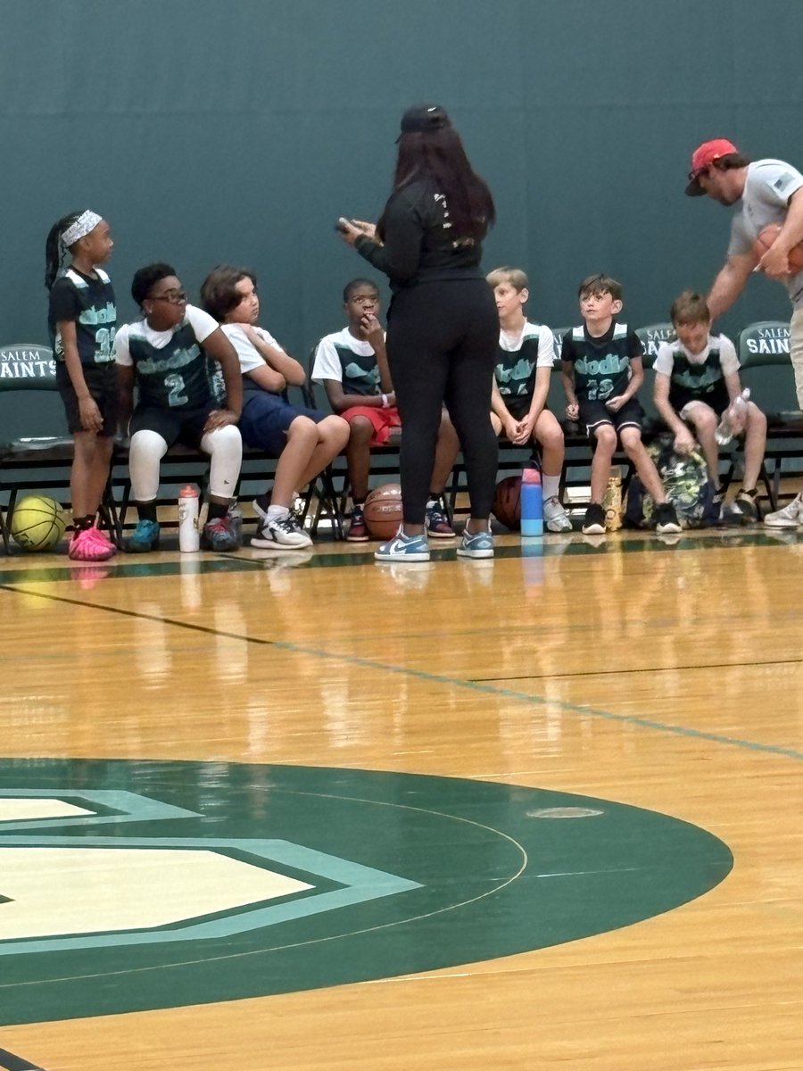 ms_ciandria's tweet image. Hoopin is in the DNA! 

Watching my granddaughter hoop, my daughter coach and my son in law work the table….PRICELESS!!

#HoopLife #ImBack #OTF