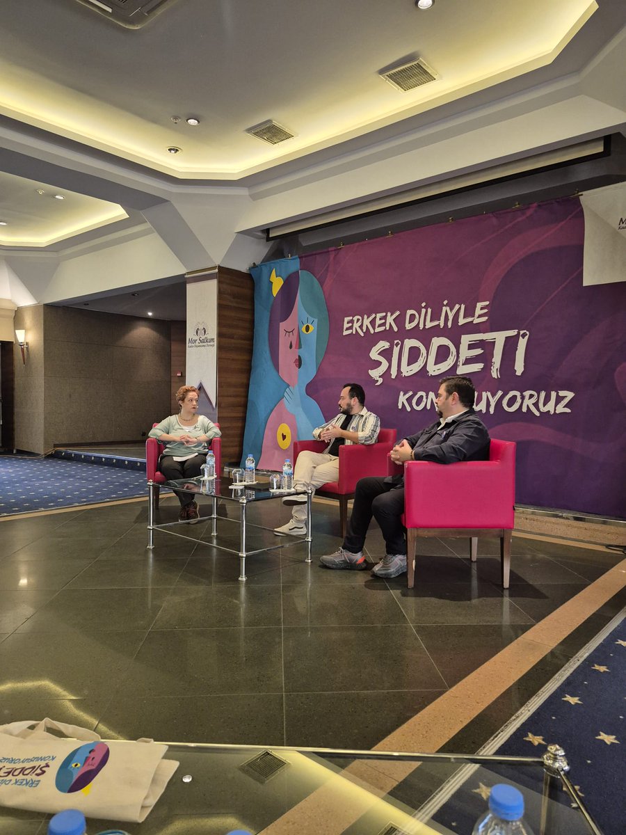 CHPBURSAKK's tweet image. Burcu Üzümcüler moderatörlüğünde düzenlenen programda Emirhan Deniz Çelebi ve Halil İbanoğlu ile Kadına Yönelik Şiddete Karşı Uluslararası Mücadele Gününde #şiddet konusunu erkek diliyle dinledik.

#KadinaSiddeteHayir 
#bursa