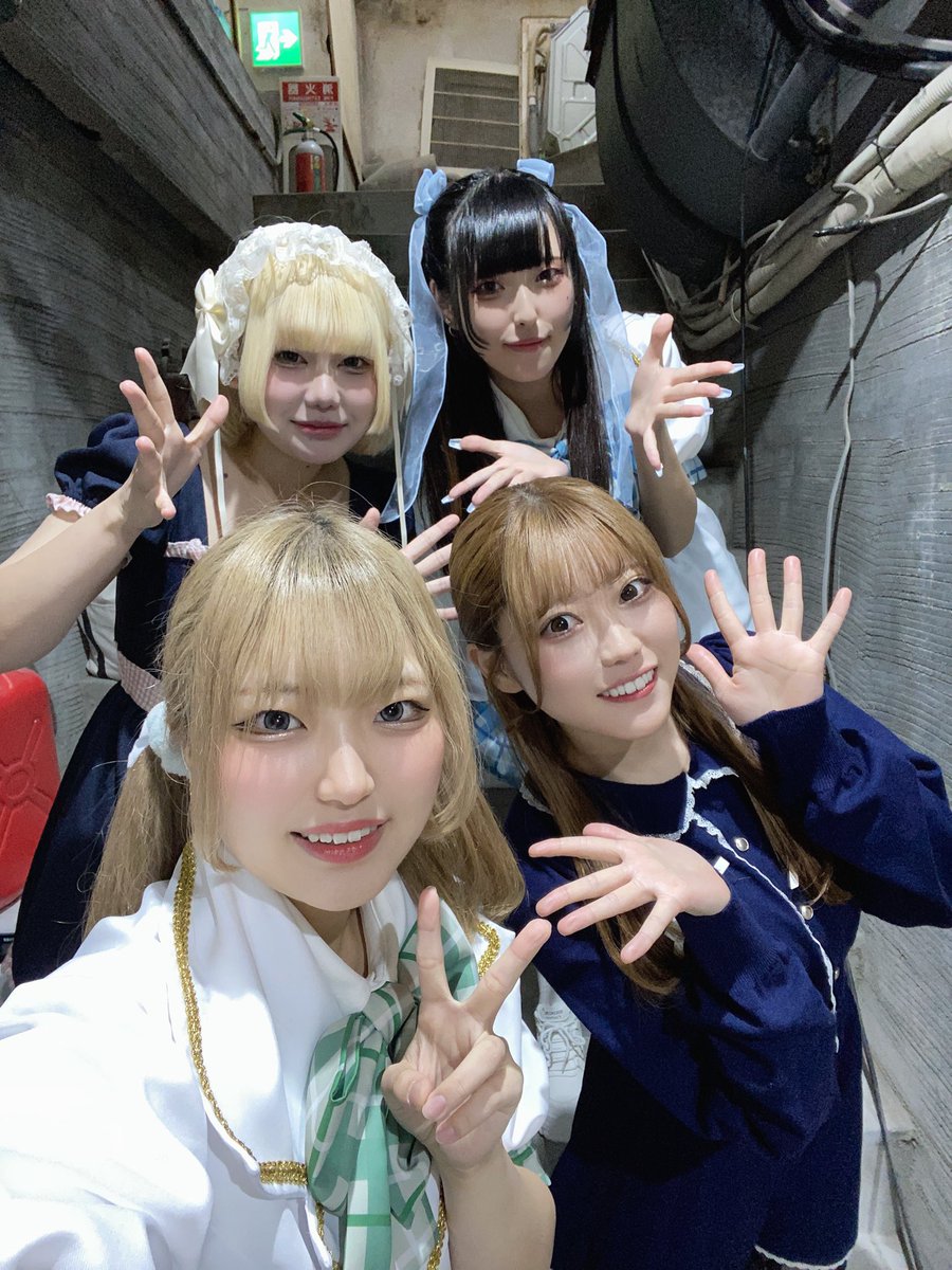 NEO_PALE's tweet photo. 11/22  Bbライブvol.5
出演させていただきました❕

ありがとうございました🌟

本日共演させていただいた、
秋吉柊花さん🥕
仙台flavorの星谷輝空さん🩵と📸

次回出演11/24アイドリズムvol.15💖 https://t.co/npOSpniw5j
