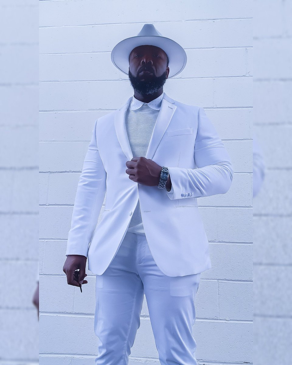 NatureBoyMcCoy's tweet photo. Snowman white... https://t.co/yu9m9lItLa