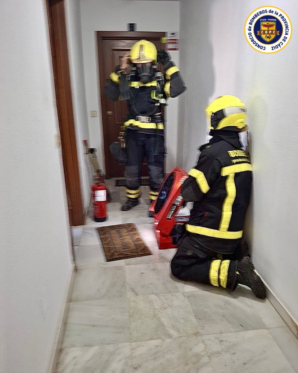 🗓️21/11/25⏰12h

Salida del parque #Algeciras por incendio en 4ª planta de Plaza Neda
El fuego se origina en la cocina y afecta a campana, azulejos y resto de la casa por humo
#PolicíaLocal aplica extintores
Finalizamos extinción y ventilamos
Sin daños personales

🚒4
🧑🏼‍🚒7

#CBPC