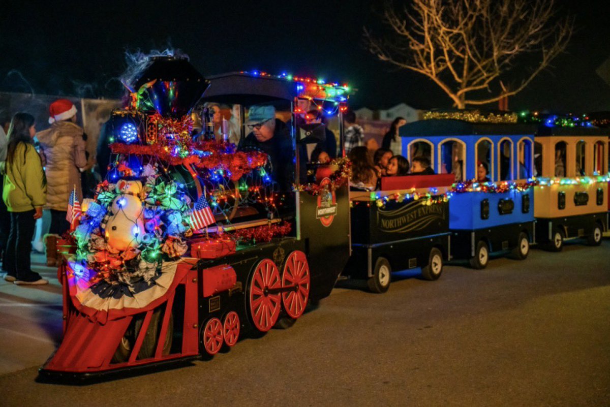 Get ready to ring in the season bright with Tesoro Viejo’s 8th Annual Christmas Tree Lighting Ceremony. Join us on Friday, December 5th, as we celebrate the grand illumination of our 35-foot-tall Christmas tree!