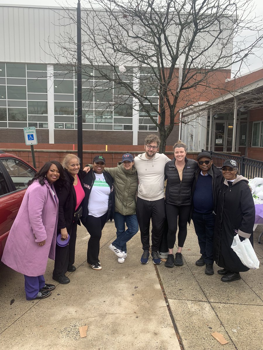 CMLewisGeorgeW4's tweet image. It was a beautiful day for today’s Turkey Giveaway at Riggs LaSalle! ☀️🍂

Nobody in our community should go without for the Thanksgiving season, and I’m thankful for @LRCADC and all our generous community donors who made today’s event possible.

Happy Thanksgiving, #Ward4! 🦃