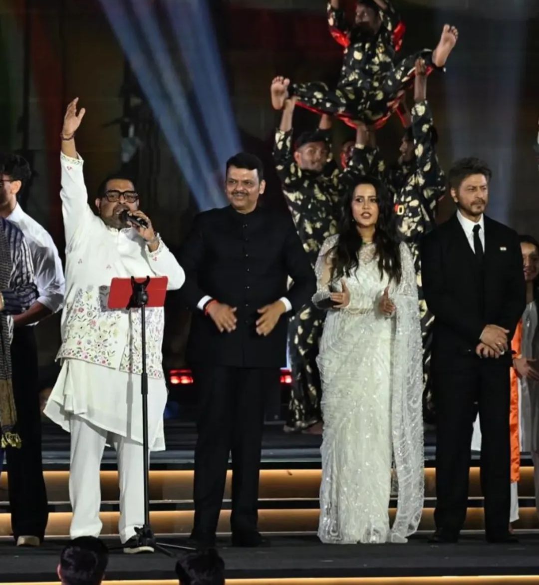 SRKUniverse's tweet image. At the Global Peace Honours 2025, SRK stood with Devendra and Amruta Fadnavis, Shankar Mahadevan, and Nita Ambani, paying heartfelt respect to India’s courageous heroes 🇮🇳

@iamsrk @Dev_Fadnavis
@fadnavis_amruta @Shankar_Live #NitaAmbani

#ShahRukhKhan #DevendraFadnavis…
