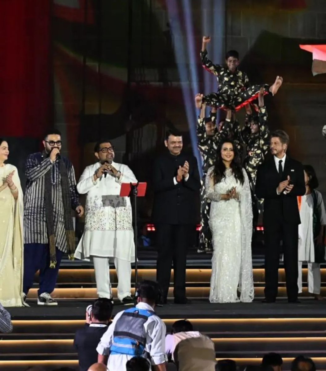 SRKUniverse's tweet image. At the Global Peace Honours 2025, SRK stood with Devendra and Amruta Fadnavis, Shankar Mahadevan, and Nita Ambani, paying heartfelt respect to India’s courageous heroes 🇮🇳

@iamsrk @Dev_Fadnavis
@fadnavis_amruta @Shankar_Live #NitaAmbani

#ShahRukhKhan #DevendraFadnavis…