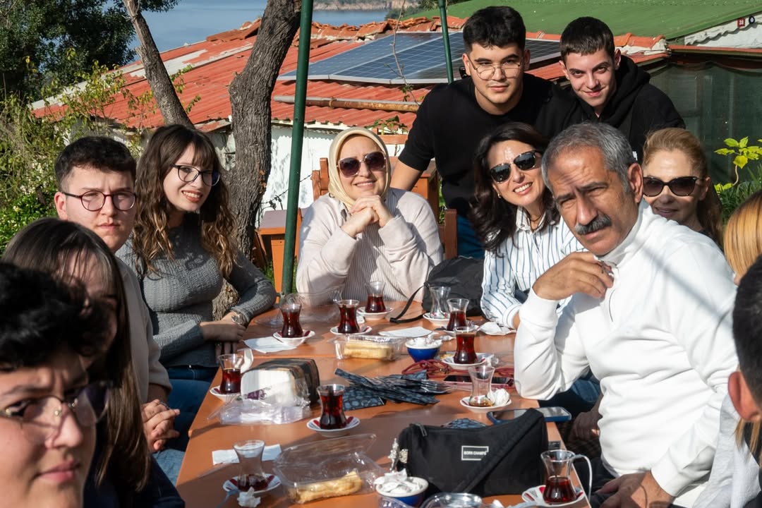 Ataşehir Dr. Nureddin Erk – Perihan Erk Mesleki ve Teknik Anadolu Lisesi Fotoğraf Kulübü öğrencilerini bugün Büyükada’da ağırlamanın büyük mutluluğunu yaşadım. Kasım ayının son günlerine yaklaşmamıza rağmen bizi karşılayan bu güzel hava, Adalarımızın temiz doğasında gezi yapan