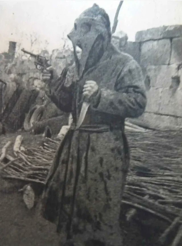 PANTALON ROUGE tweet media