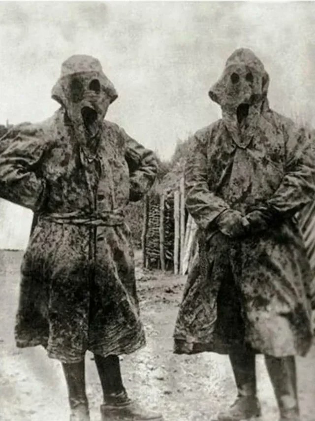 PANTALON ROUGE tweet media