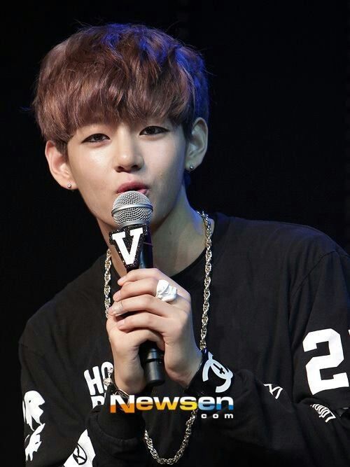 _thvmuse_'s tweet image. from hidden member of BTS to THE BIGGEST SUPESTAR IN KPOP HISTORY.