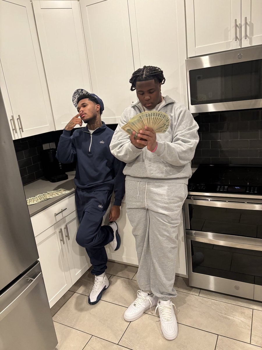 notheaforlongx9's tweet image. feel like im in the league balling like im on tnt ⛹🏽‍♂️