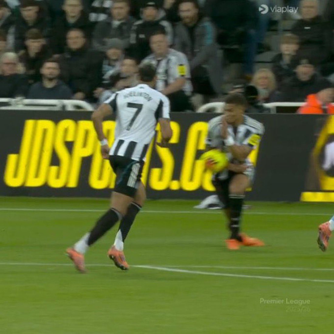 sajadTranslator's tweet image. ابو تريكة + الجلاهمة يتفقون ان هذهِ ضربة جزاء 

بغض النظر عنها اشوف فودين اوضح وبلنتي اكثر 
لكن في هذا البرنامج عندما يستفيد السيتي تقلب الى مناحة ومؤامرات وفلوس الامارات لكن عندما السيتي يُظلم لا احد يسمع ولا يشوف ولا يتكلم