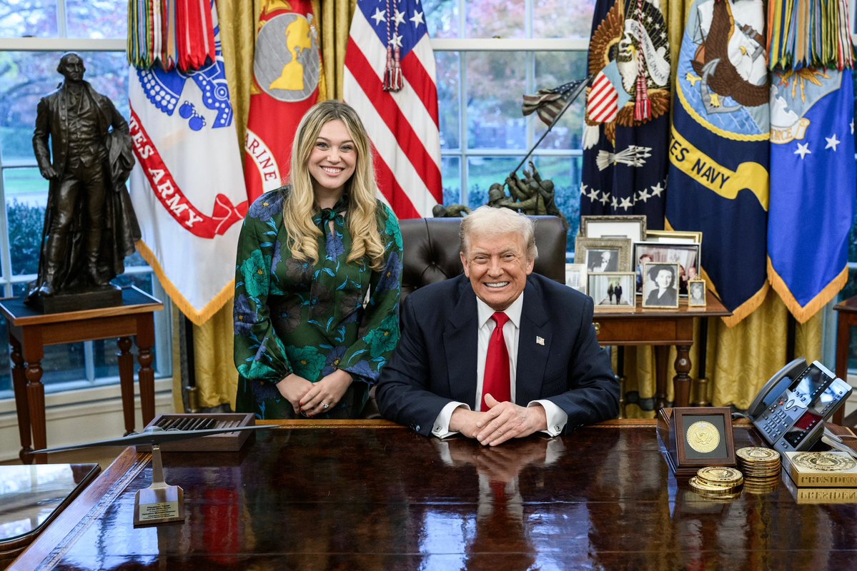 theisabelb's tweet image. the temptation to press the Diet Coke button was INSANE

thanks for having me back in the Oval, Mr. President! 🇺🇸