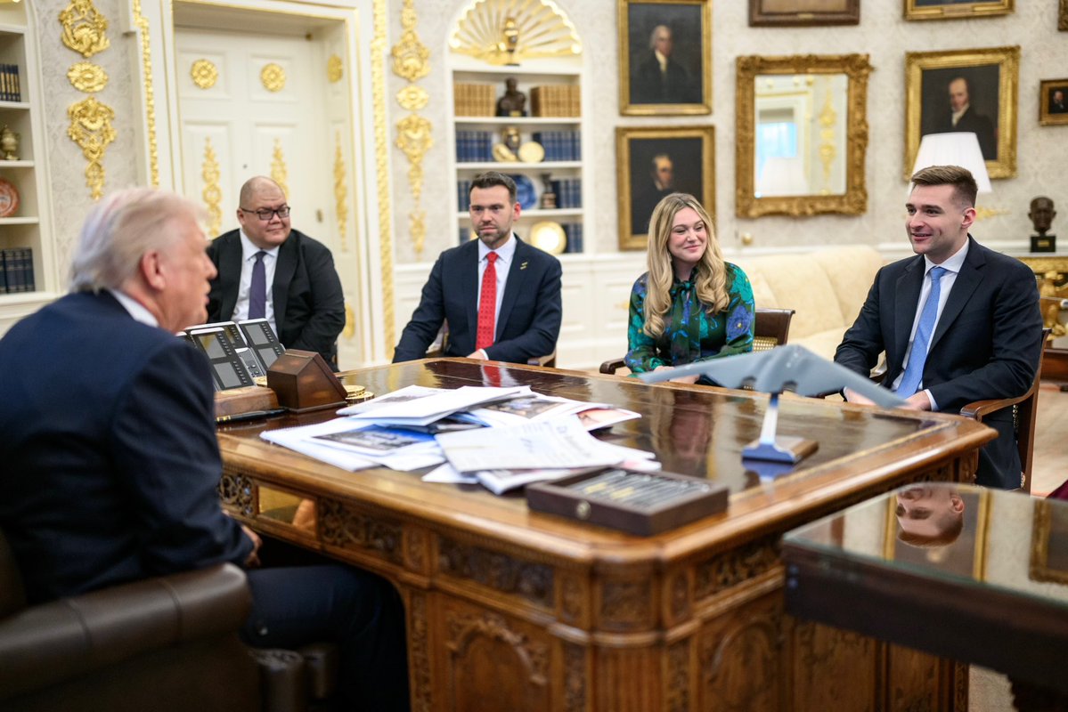 theisabelb's tweet image. the temptation to press the Diet Coke button was INSANE

thanks for having me back in the Oval, Mr. President! 🇺🇸