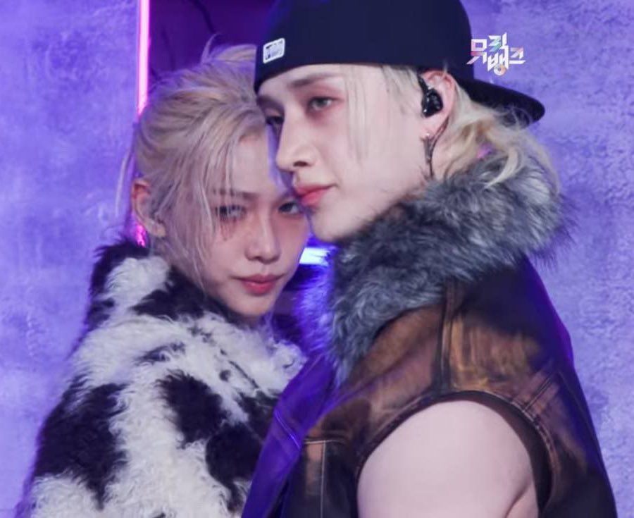 wlfiechans's tweet photo. this looks like the cover of a wattpad omegaverse fanfic https://t.co/odx8DIpMoB