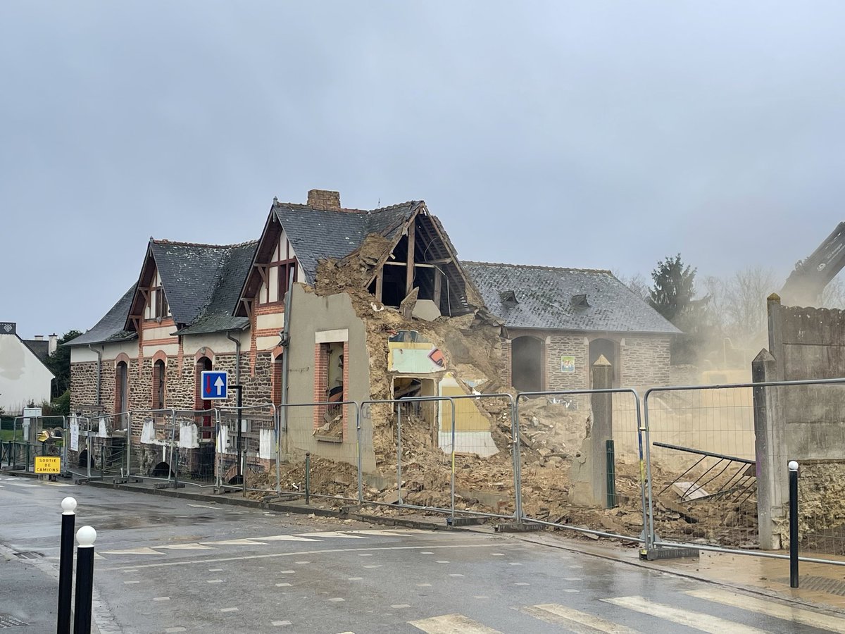 On regrettera malgré tout la perte patrimoniale que représente la destruction de la première mairie-école de la commune, construite au XIXe siècle, ainsi que le choix peu original du nom adopté par la majorité : « Le Pôle ».