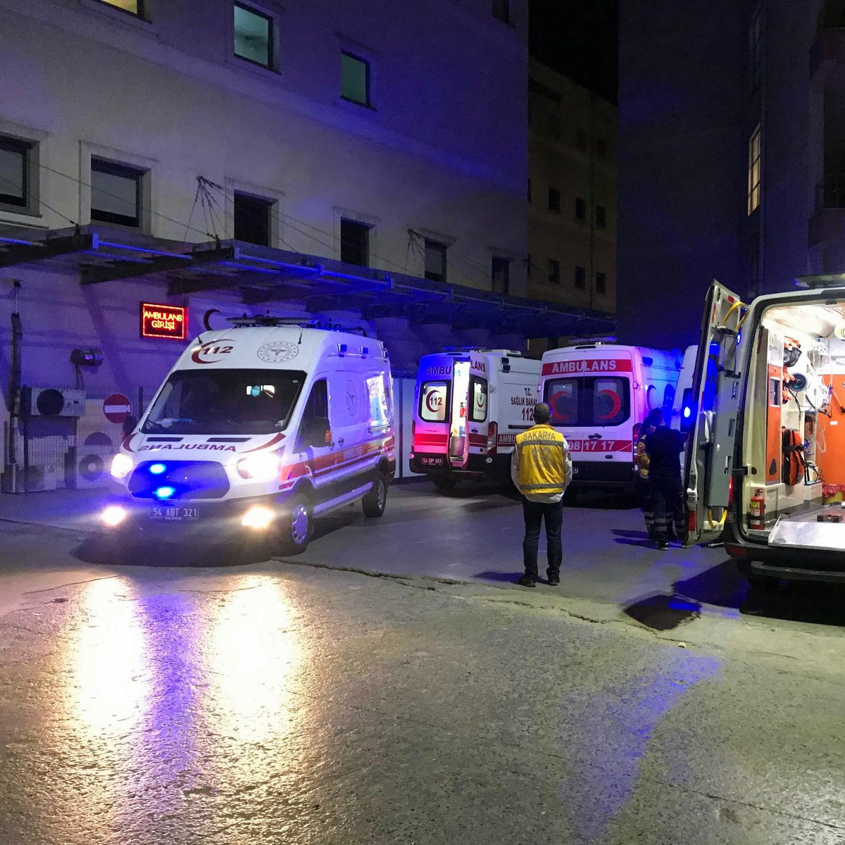 #Sakarya'da cezaevindeki 123 mahkum yedikleri yemekten sonra gıda zehirlenmesi şüphesi ile hastaneye sevk edildi.