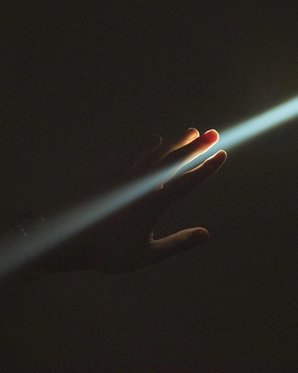 niklasgv's tweet image. &quot;Sólo en la luz enturbiada y en la oscuridad aclarada&quot; -explicaba Hegel- &quot;puede distinguirse algo&quot;.