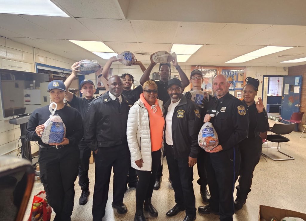 Thank you to <a href="/PhiladelphiaGov/">City of Philadelphia</a> City Councilwoman <a href="/cindybassphilly/">Cindy Bass</a> for stopping by the <a href="/PPD35Dist/">PPD 35TH District</a> District today and supporting our food distribution efforts. We truly appreciate your continued support of the Police Officers serving the Northwest Division <a href="/PhillyPolice/">Philadelphia Police Department</a>