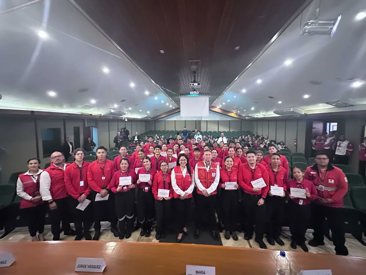 CruzPichincha's tweet photo. ¡Damos la bienvenida a nuestros nuevos cruzrojistas 💪🏻⛑ de la Escuela de Voluntariado #32 de Quito🥳! 

Hoy, nuestra presidenta, María Dolores Ponce, incorporó a un grupo de voluntarios 🙋🏻‍♂️ y voluntarias 🙋🏻‍♀️ al movimiento humanitario ❤ más grande del mundo 🌎, (1/2) https://t.co/4jzOayfetM