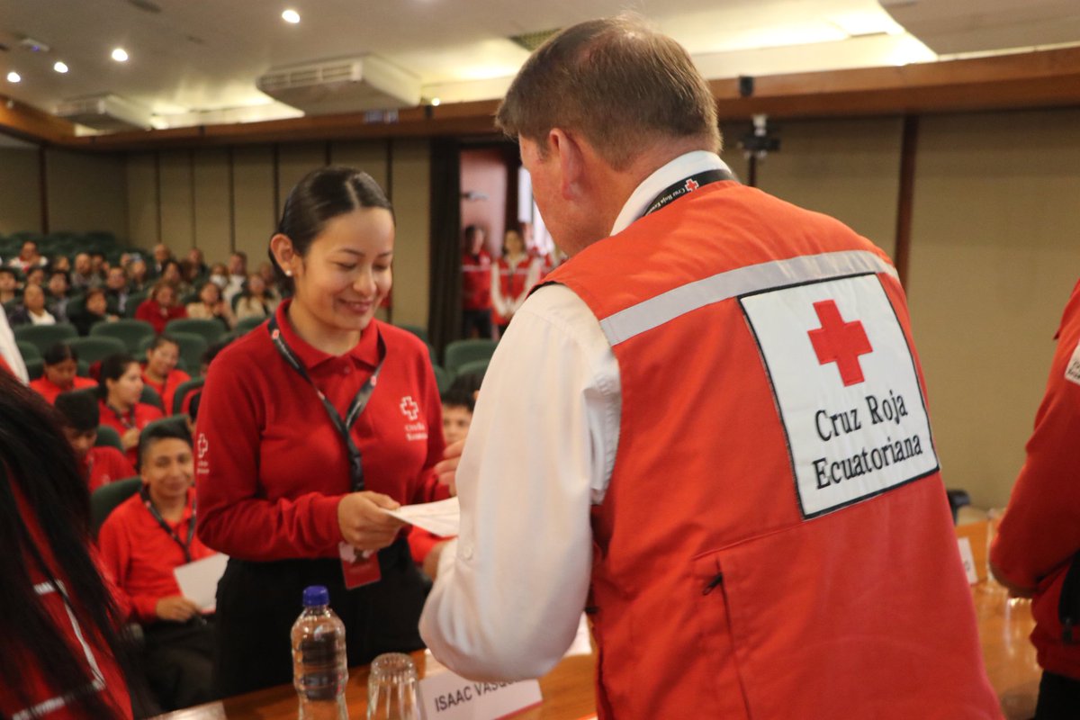 CruzPichincha's tweet photo. ¡Damos la bienvenida a nuestros nuevos cruzrojistas 💪🏻⛑ de la Escuela de Voluntariado #32 de Quito🥳! 

Hoy, nuestra presidenta, María Dolores Ponce, incorporó a un grupo de voluntarios 🙋🏻‍♂️ y voluntarias 🙋🏻‍♀️ al movimiento humanitario ❤ más grande del mundo 🌎, (1/2) https://t.co/4jzOayfetM