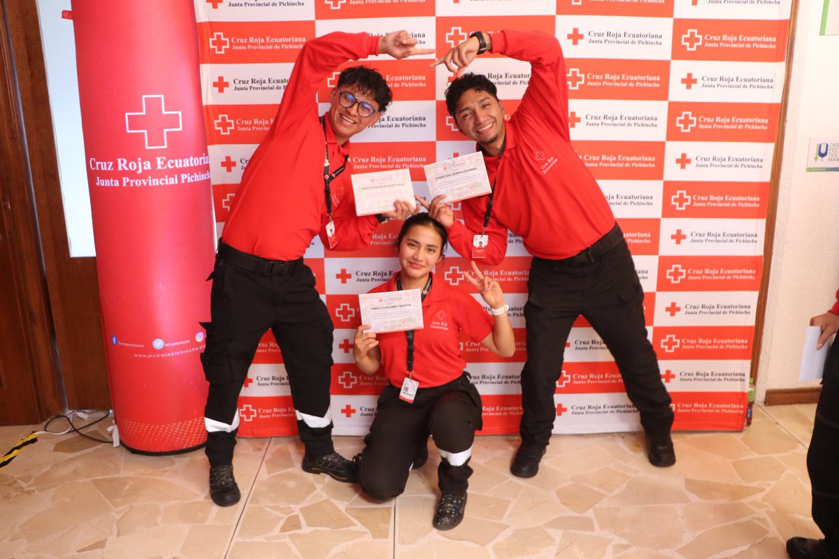 CruzPichincha's tweet photo. ¡Damos la bienvenida a nuestros nuevos cruzrojistas 💪🏻⛑ de la Escuela de Voluntariado #32 de Quito🥳! 

Hoy, nuestra presidenta, María Dolores Ponce, incorporó a un grupo de voluntarios 🙋🏻‍♂️ y voluntarias 🙋🏻‍♀️ al movimiento humanitario ❤ más grande del mundo 🌎, (1/2) https://t.co/4jzOayfetM
