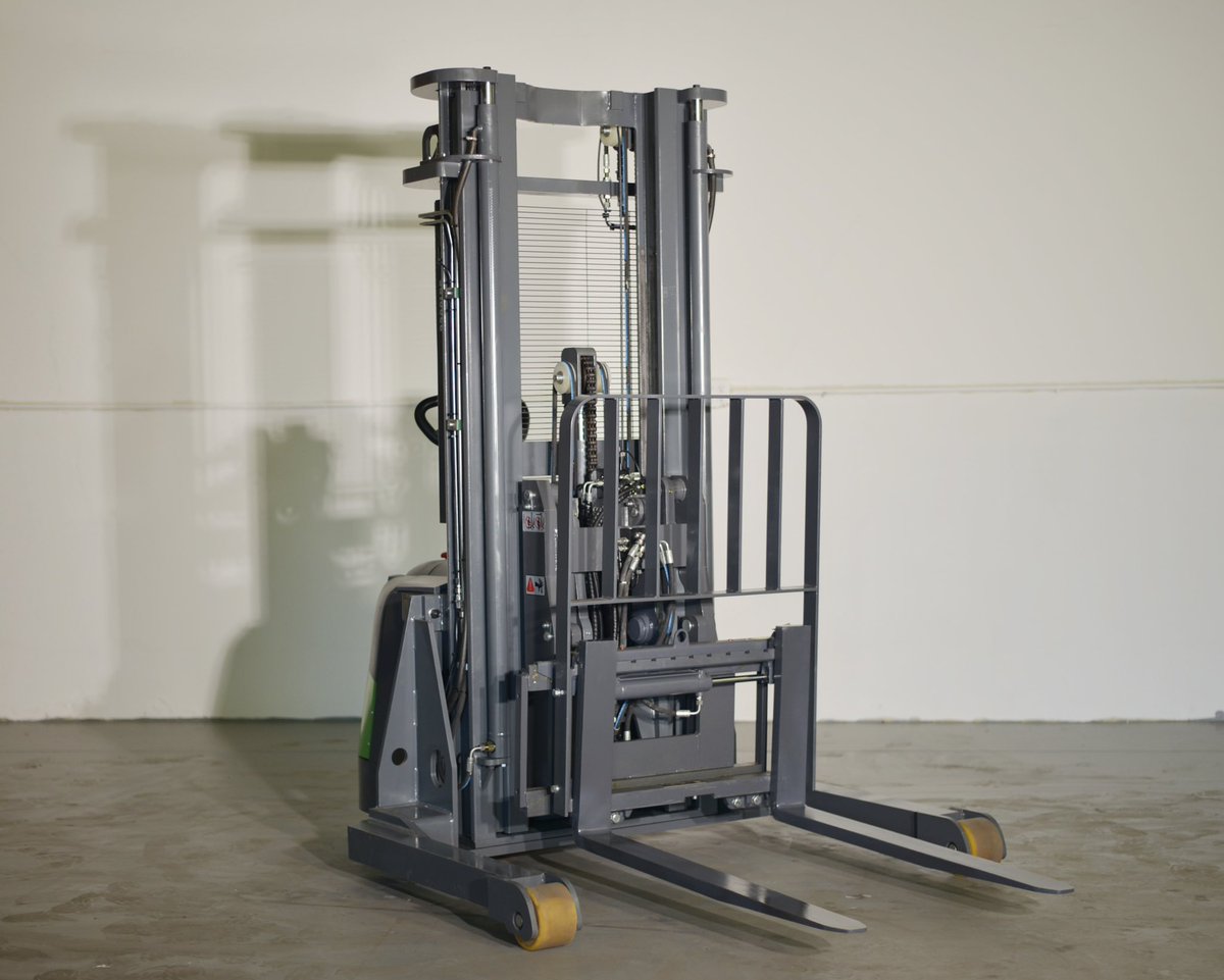 EKKOlifts's tweet photo. Meet the EKKO #ER15-189LI Walkie Reach Truck: lift up to 3,300lbs with a max height of 216“. With side-shift, tilt, AC lift & drive motor, and easy charging—it’s built for handling those tight warehouse spaces.
#ekko #reachtruck #warehouse #materialhandling #electricforklift https://t.co/foODjoJ5Sv