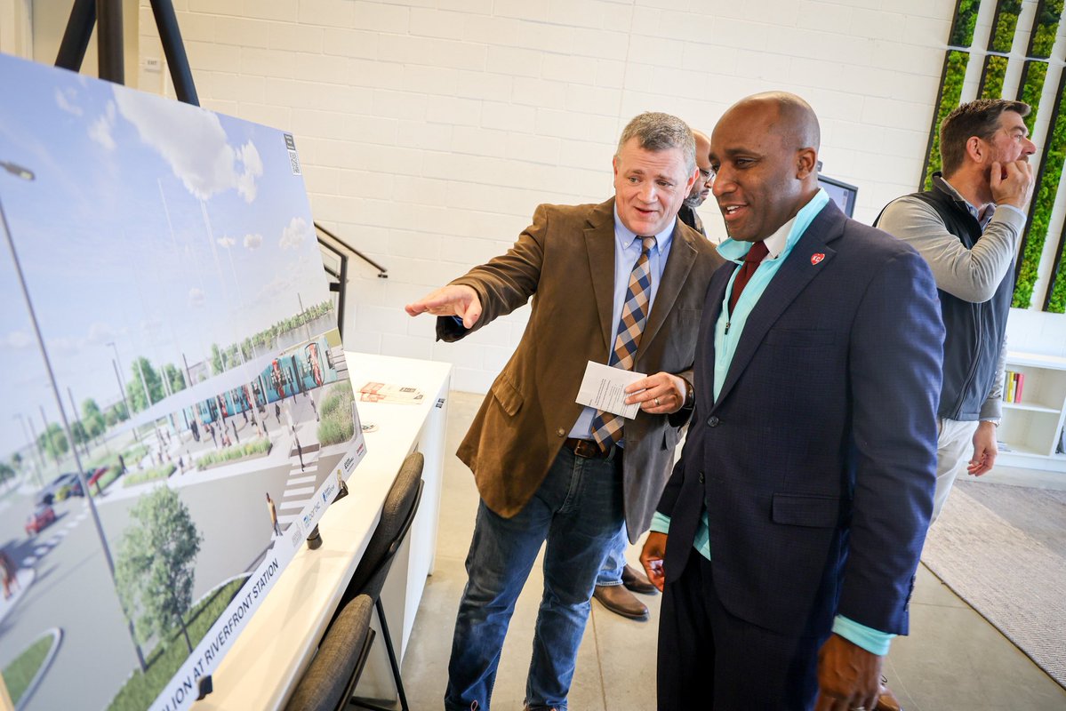 QuintonLucasKC's tweet image. Proud of new @cpkcrail Pavilion on the (current) terminus of streetcar.  Looking ahead to thousands more residents, new local businesses, and great park space.  The riverfront is our founding and our future. 

Collab by @portkc + @kcstreetcar + @CPKCrail + @KansasCity and more!