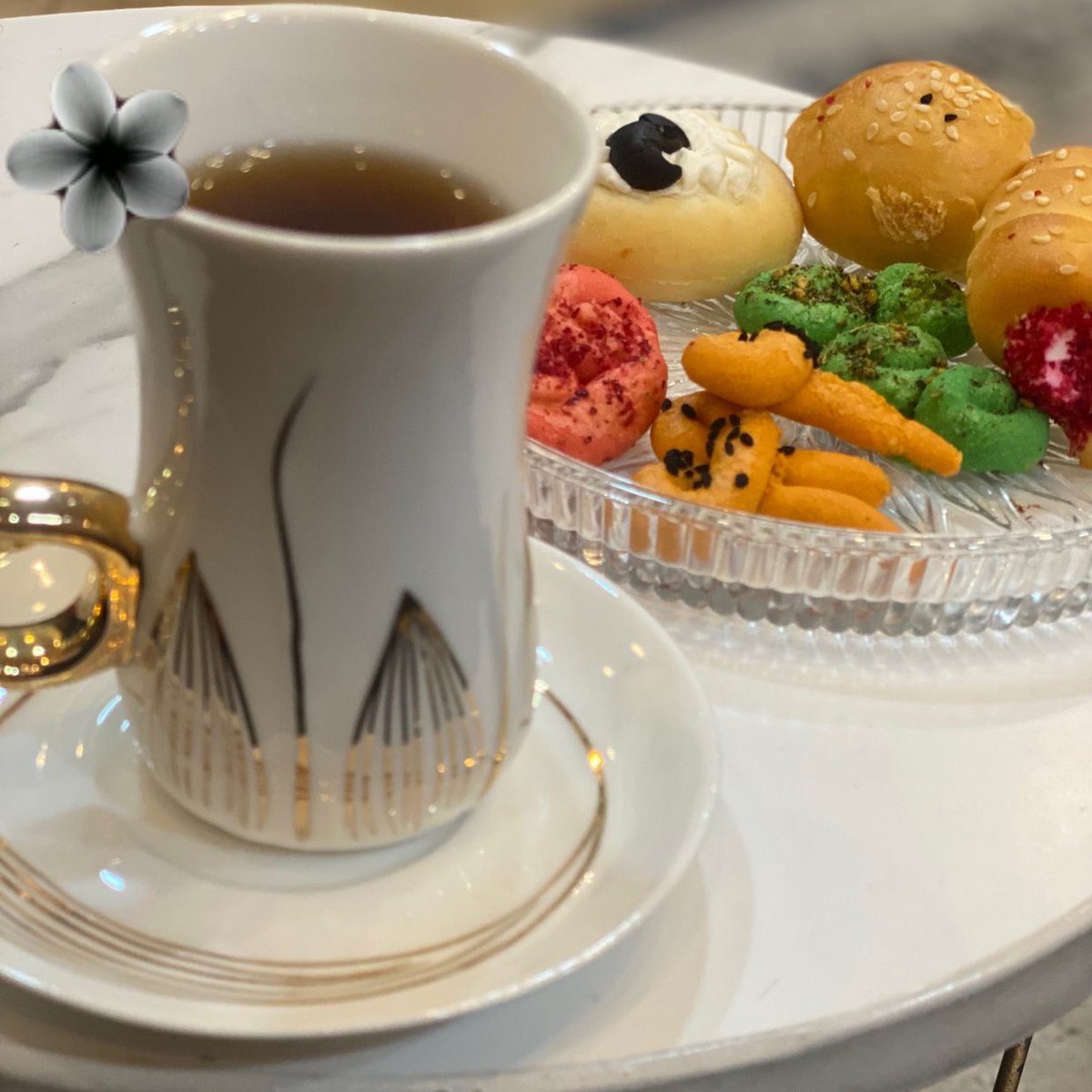 "دائماً أختار المكان الي يناسبك و القلب الي يحبك و الروح الي ترحب فيك.
#لمه حلوه 🫶🏻✨"