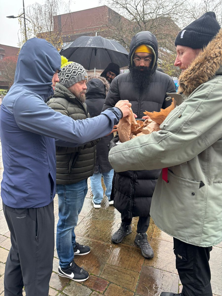 pedalsingh's tweet image. £7039!!!
That’s a new #SamosaSaturday record! 
Don’t really know what to say! 
You braved the rain and dug deep and then some! Just incredible 🥲❤️

Thank you to everyone that supported, volunteered and cheered us on.

@DementiaUK will be able to help so many more because of u 🙏🏾
