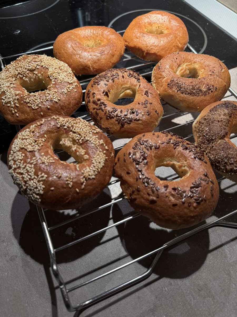 ceesaxp's tweet photo. Guess what’s planned for breakfast?

#sourdough #bagels https://t.co/8mbRZeByXw