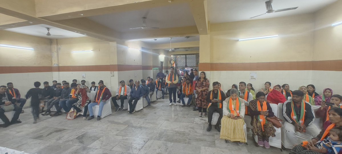 ग्रेटर कैलाश वार्ड उपचुनाव में भाजपा प्रत्याशी श्रीमती अंजुम मंडल जी के समर्थन में जमरूदपुर गाँव में आयोजित पूर्वांचल सम्मेलन को संबोधित करने का अवसर मिला।

कार्यक्रम का संयोजन पूर्वांचल मोर्चा नई दिल्ली जिलाध्यक्ष श्री आर.एन. त्रिपाठी जी ने किया।

#MCDElection 
<a href="/BJP4Delhi/">BJP Delhi</a>