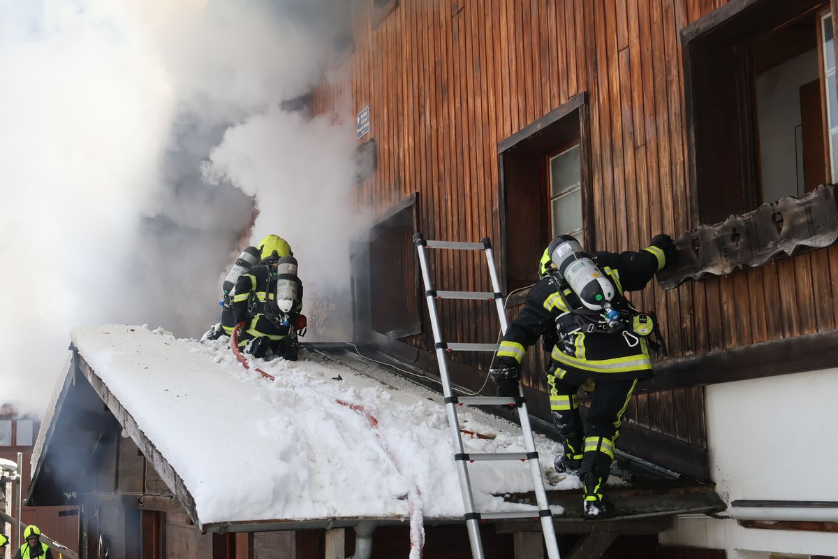SDIS_74's tweet photo. [🔥RETOUR DE FLAMME🔥] 

Après plusieurs heures de lutte, les🧑‍🚒 de la Haute-Savoie étaient maîtres du 🔥 à la mi-journée.

Il aura fallu pas moins d’une cinquantaine de🧑‍🚒 et 6️⃣ lances incendie pour venir à bout du sinistre qui a détruit 3 appartements de ce bâtiment de 3️⃣0️⃣0️⃣ m2. https://t.co/D9S9OJ1wN6
