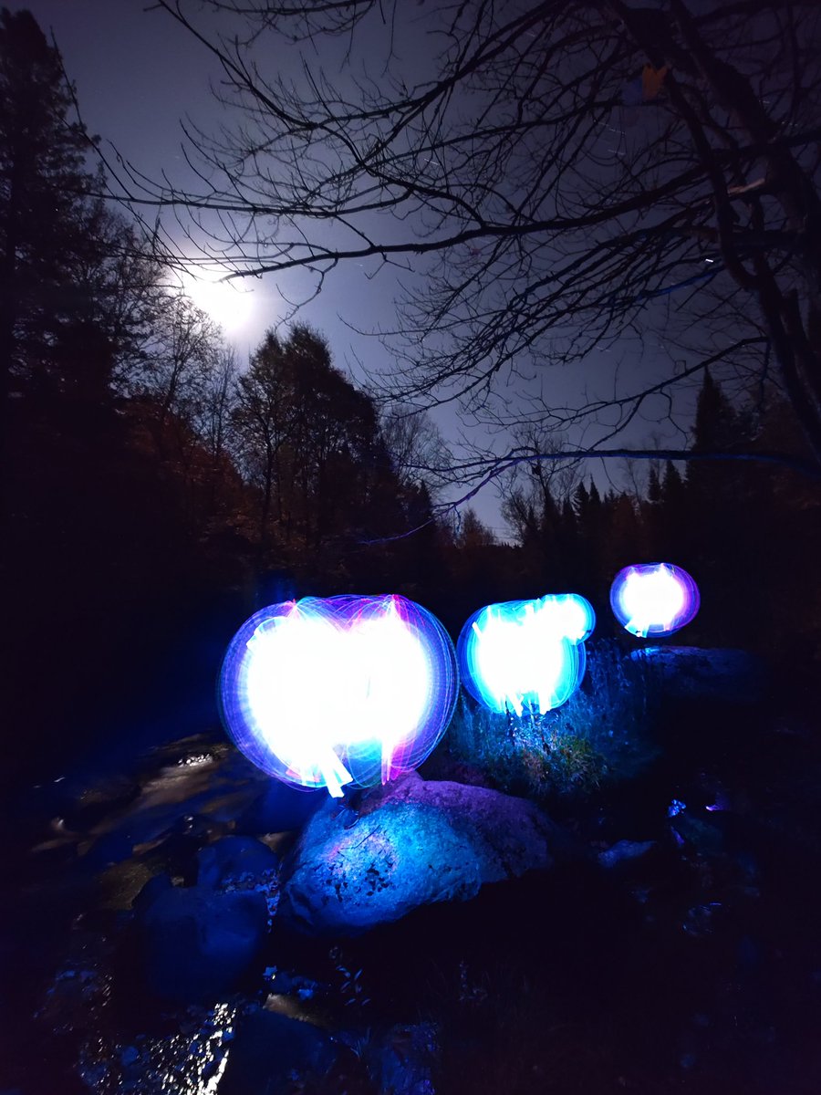 lemaillardpoete's tweet image. ❝ Le bleu me fait mal comme un souvenir d’avant la mémoire. ❞
    —— Vincent van Gogh ——
©Crédit photo : Maillard
— Note sur une esquisse de La nuit étoilée , septembre 1889
#NightPhotography #ShadowIsLight #PhotographyIsArt