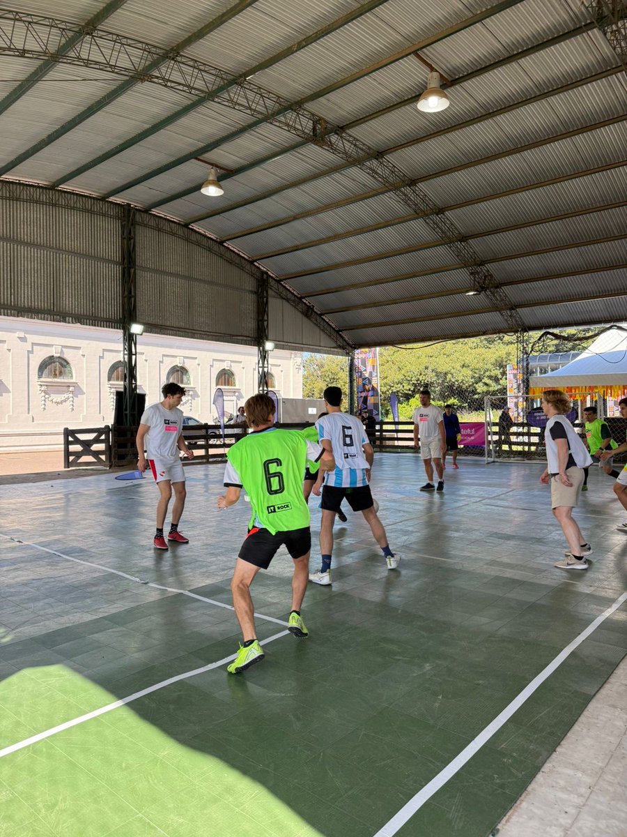 ITRockDigital's tweet image. aaand we’re liveeee! 🤘🔥
first semifinal is on: Mercado Libre vs International —
they’re going ALL in on the field already! ⚽️💥

#Devconnect #DevconnectARG #Ethereum #ETHBuenosAires #CryptoFootball #BlockchainVibes #ITRockDigital