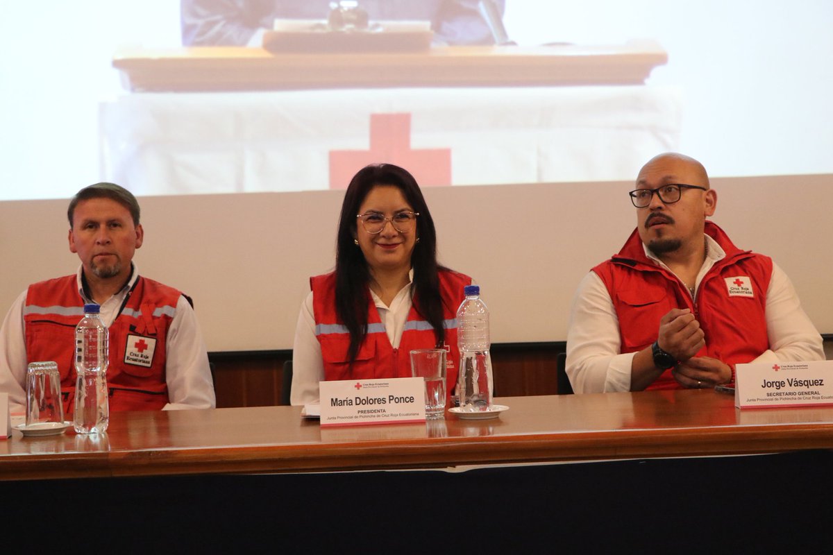CruzPichincha's tweet photo. ¡Damos la bienvenida a nuestros nuevos cruzrojistas 💪🏻⛑ de la Escuela de Voluntariado #32 de Quito🥳! 

Hoy, nuestra presidenta, María Dolores Ponce, incorporó a un grupo de voluntarios 🙋🏻‍♂️ y voluntarias 🙋🏻‍♀️ al movimiento humanitario ❤ más grande del mundo 🌎, (1/2) https://t.co/4jzOayfetM