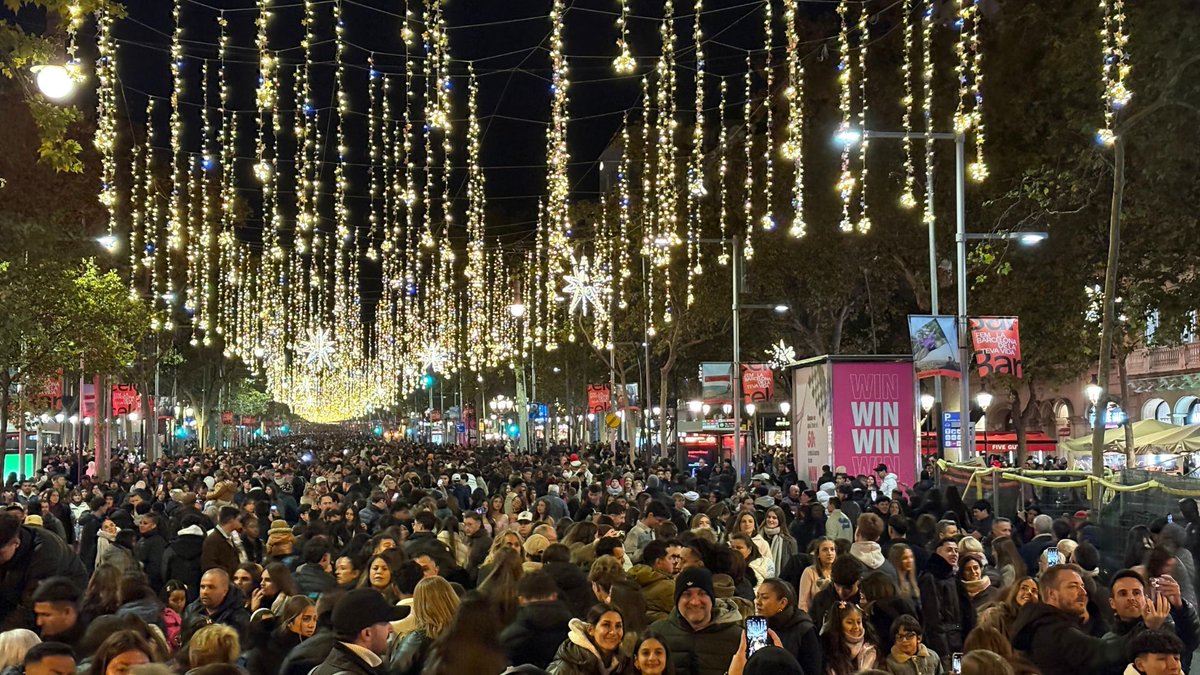 btvnoticies's tweet photo. 46.000 persones viuen l'encesa de llums de Nadal al passeig de Gràcia

https://t.co/UoIDcKTwfs https://t.co/AjLVMu265a