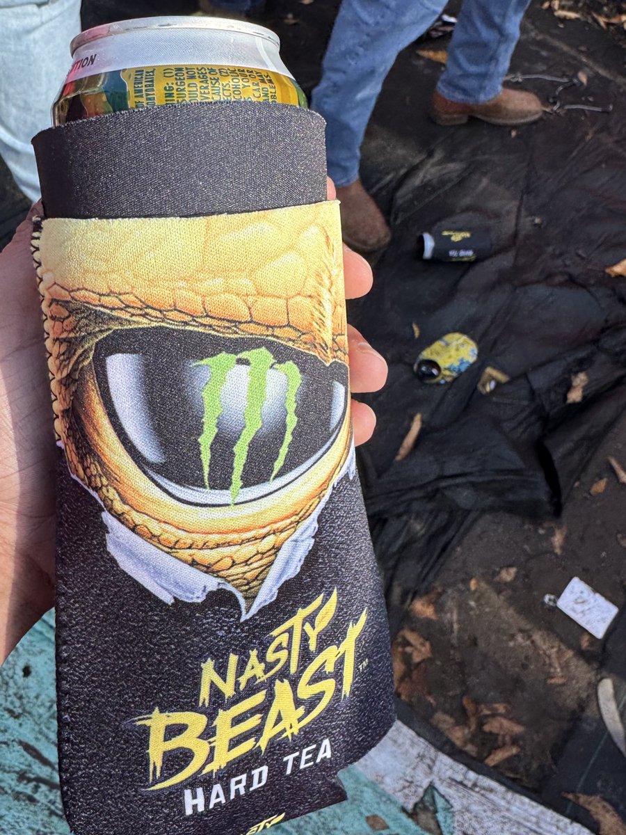 Geescottsburner's tweet image. Nasty beast koozie at the tailgate so the huzz know what timing I’m on #TheHog