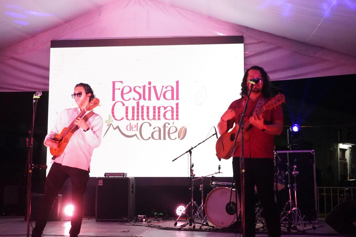 SECVERoficial's tweet image. Ayer en el Festival Cultural del Café ☕️disfrutamos charlas con expertos, talleres para infancias sobre siembra de café y presentaciones como Mariachi Juvenil, Café con Pan y Jazz Folk🎶.

Hoy seguimos en #Teocelo 👉 bit.ly/Programa_FCC.

¡Te esperamos!
#VeracruzEstáDeModa ❤️