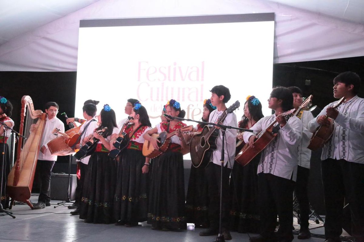 SECVERoficial's tweet image. Ayer en el Festival Cultural del Café ☕️disfrutamos charlas con expertos, talleres para infancias sobre siembra de café y presentaciones como Mariachi Juvenil, Café con Pan y Jazz Folk🎶.

Hoy seguimos en #Teocelo 👉 bit.ly/Programa_FCC.

¡Te esperamos!
#VeracruzEstáDeModa ❤️