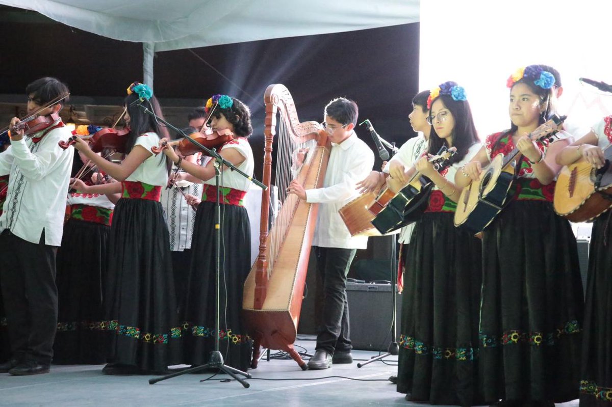 SECVERoficial's tweet image. Ayer en el Festival Cultural del Café ☕️disfrutamos charlas con expertos, talleres para infancias sobre siembra de café y presentaciones como Mariachi Juvenil, Café con Pan y Jazz Folk🎶.

Hoy seguimos en #Teocelo 👉 bit.ly/Programa_FCC.

¡Te esperamos!
#VeracruzEstáDeModa ❤️