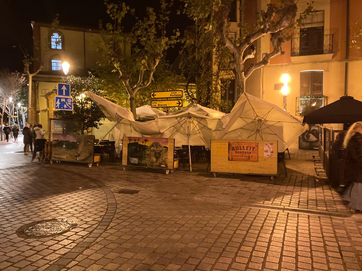 Señoras y señores, pueden admirar esta emblemática terraza en Bretón de los Herreros: una instalación contemporánea q simboliza el diálogo entre el viento, LA DEJADEZ y EL FUTURO q espera a #Logroño

Una obra maestra del desorden hostelero que atrae cada año a miles de turistas.