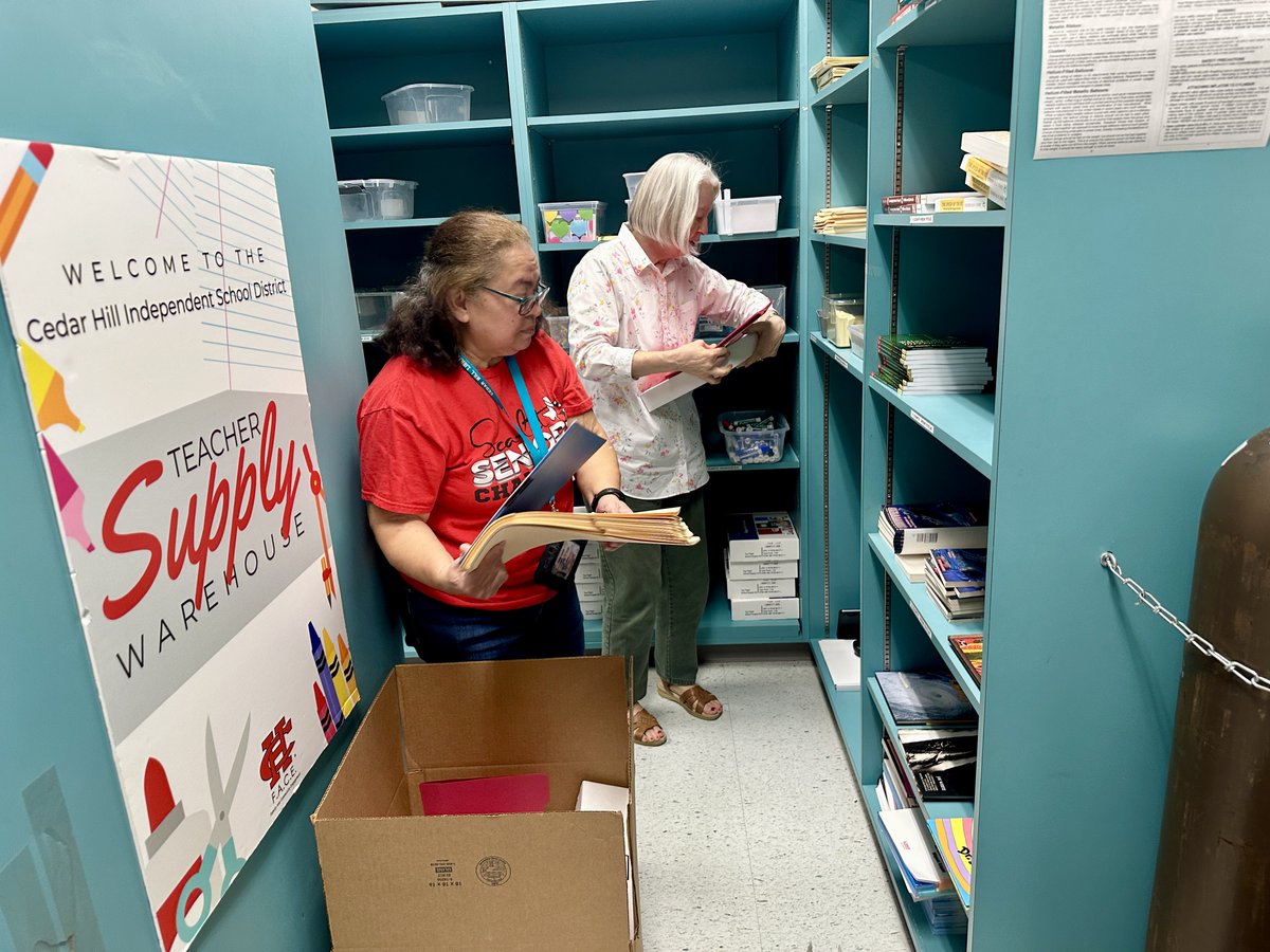 CHISDFACE1's tweet image. Service with a smile! 😊
Our Scarlet Seniors volunteered at our Teacher Supply Closet and Care Closet, lending their hands and hearts to support our teachers and families. We are grateful for this amazing group and the positive impact they make in @cedarhillisd.
#CommunityStrong