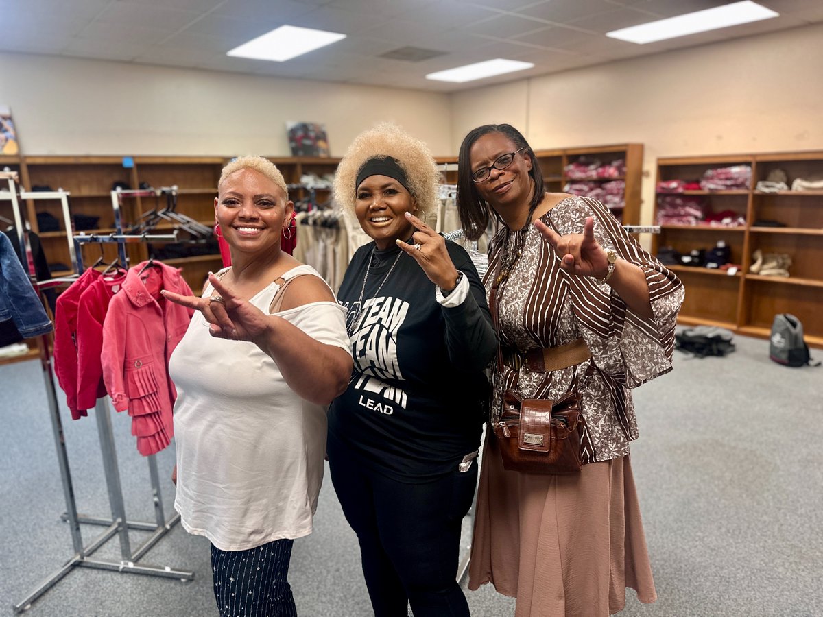 CHISDFACE1's tweet image. Service with a smile! 😊
Our Scarlet Seniors volunteered at our Teacher Supply Closet and Care Closet, lending their hands and hearts to support our teachers and families. We are grateful for this amazing group and the positive impact they make in @cedarhillisd.
#CommunityStrong