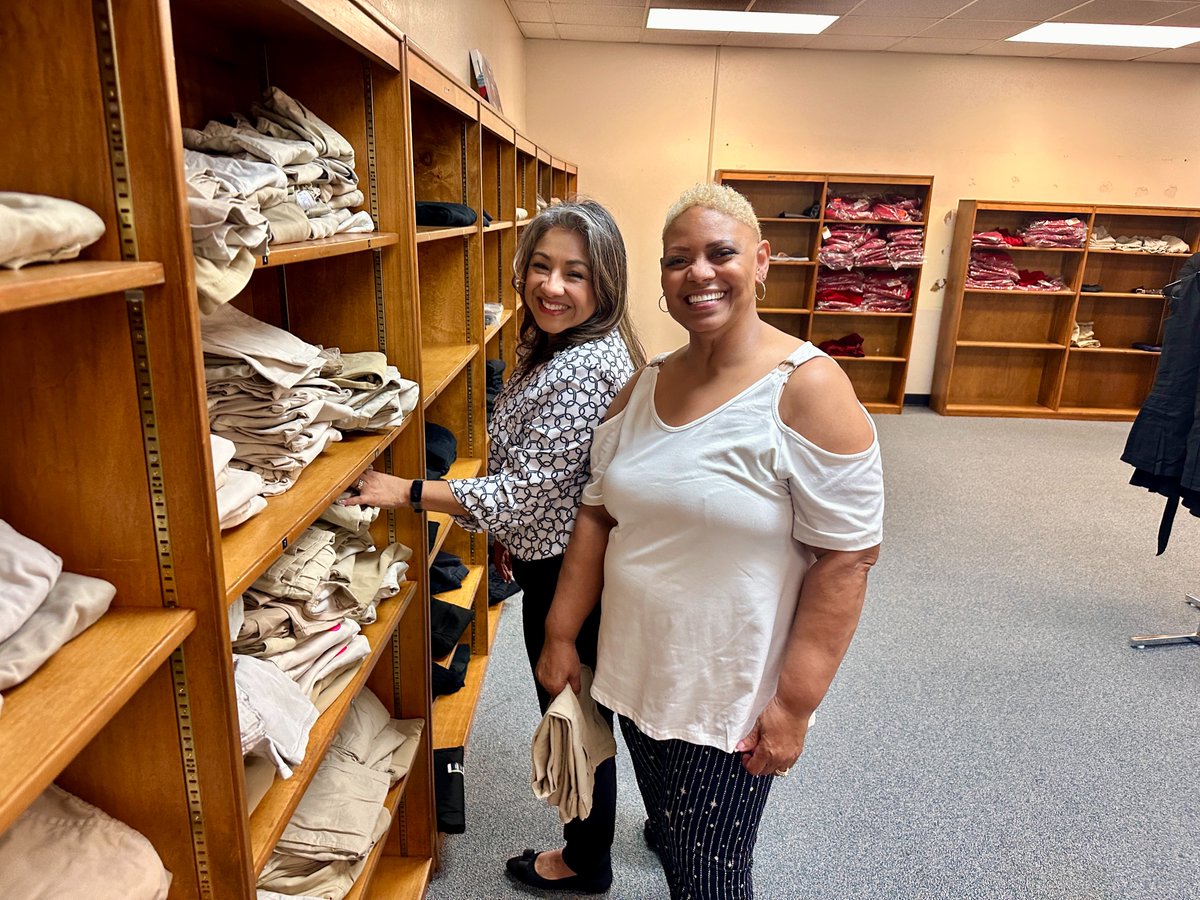 CHISDFACE1's tweet image. Service with a smile! 😊
Our Scarlet Seniors volunteered at our Teacher Supply Closet and Care Closet, lending their hands and hearts to support our teachers and families. We are grateful for this amazing group and the positive impact they make in @cedarhillisd.
#CommunityStrong