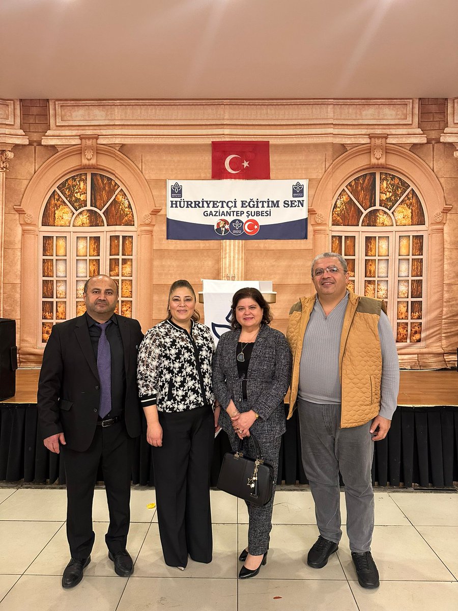 MissPratisyen's tweet photo. #Gaziantep Hürriyetçi Eğitim Sen İl Yönetiminin Düzenlediği 24 Kasım Öğretmenler Günü Kutlama Etkinliğine, #Hatay Hürriyetçi Eğitim Sen İl Yönetimini Temsil Etmek Üzere Katıldım.

Gaziantep'li Hürdaşlarımla Buluşmak Tanışmak Şahsımı Onurlandırdı. 

Bu Güzel Gecenin Düzenlenmesinde Emeği Geçen Başta Gaziantep İl Başkanımız Sayın @canliali80 ve Diğer İl Yöneticisi ve İlçe Temsilcilerine Çok Teşekkür Ederim, Emekledinize Sağlık.

Öğretmenler Günü Kutlama Programına Katılımları İle Geceyi Güçlendiren Hürriyetçi Eğitim Sen Genel Başkanımız Sayın @leventkuruoglu ve MYK Üyelerimiz @_erol_usta, @OmerOzyavuz06 Başkanlarıma da Ayrı Ayrı Teşekkür Ederim.

@HurEgitimSen 
@ahasanpasaoglu 
@emrahgultekin25 
@mehmet_pancar 
@muratkeventr