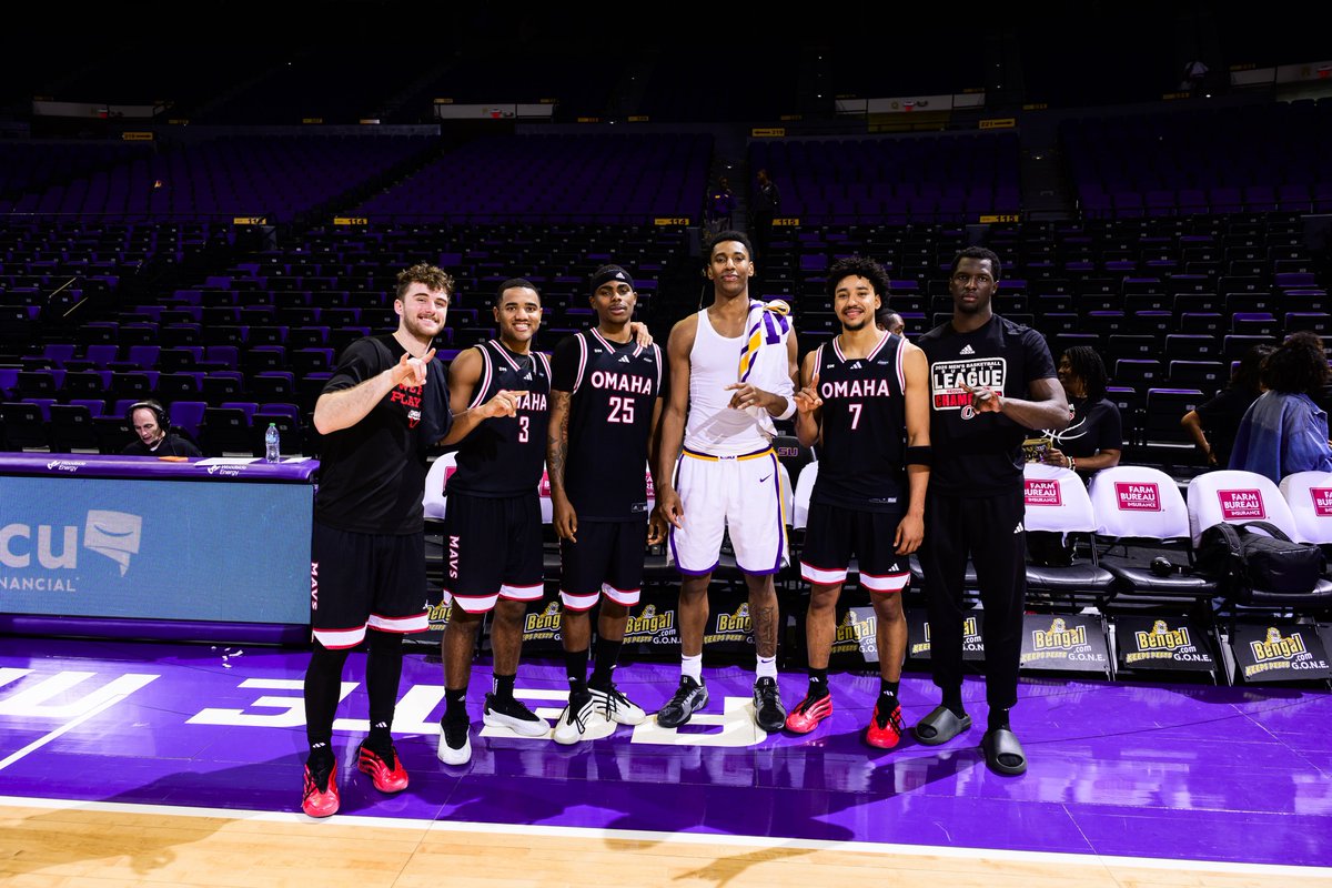 Hey Siri, find a photo of champions.

#ForThe402 | <a href="/LSUBasketball/">LSU Basketball</a>