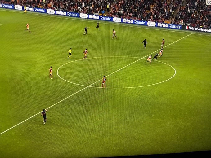 cenneTransfer's tweet image. VAR devreye girdikten sonra tüm dünyada ofsayt pozisyon sonuçlanınca veriliyor ama Galatasaray maçlarında Türk hakemleri işini şansa bırakmamak için VAR’ı devre dışı bırakarak ofsaytı çalıyorlar direk.

ALLAH BELANIZI VERSİN ARTIK!
